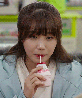 naeungorl:  eunji and her strawberry milk ♡ 