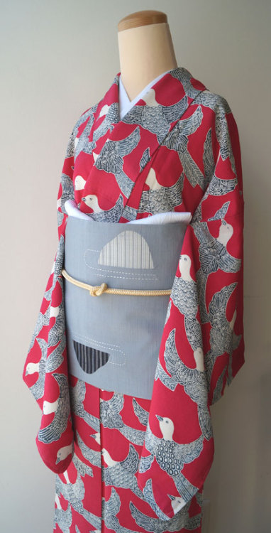 Lovely bird kimono paired with a naive (patchwork+sachiko) dry garden motif obi, seen on