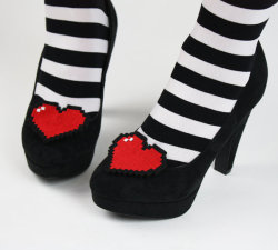 geekymerch:  These awesome 8-bit shoe clips