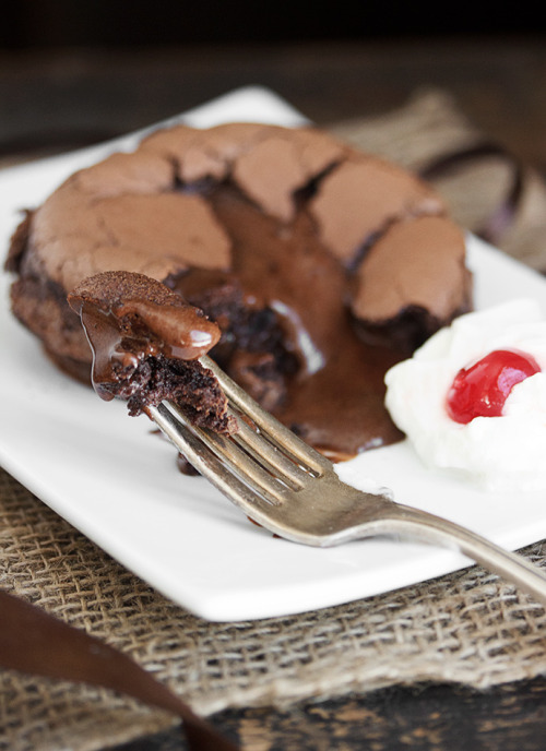 justfoodsingeneral:Melting Hot Chocolate Cakes&ldquo;A quick and easy melting chocolate cake, that c