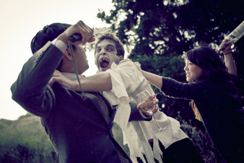 exhibitionistatheart:  afternoonsnoozebutton:  Zombie Attack Engagement Photos (x)   Total awesomeness ❤️