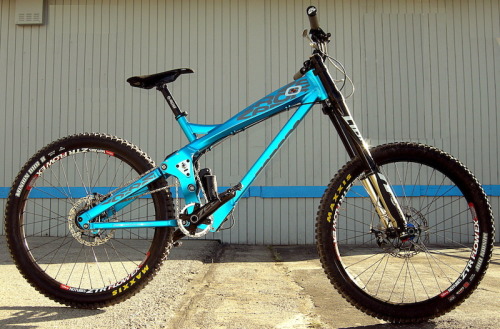 eng-kbz: Zerode’s G2 cuts a stunning profile. A number of anodized colors are available with contras