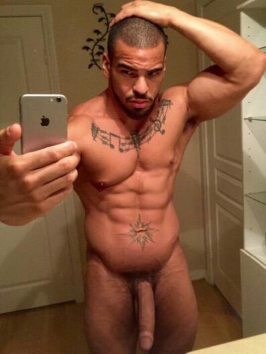 letmetakeadicpic:  Nothing better than a guy showing off what he’s got! If you’d