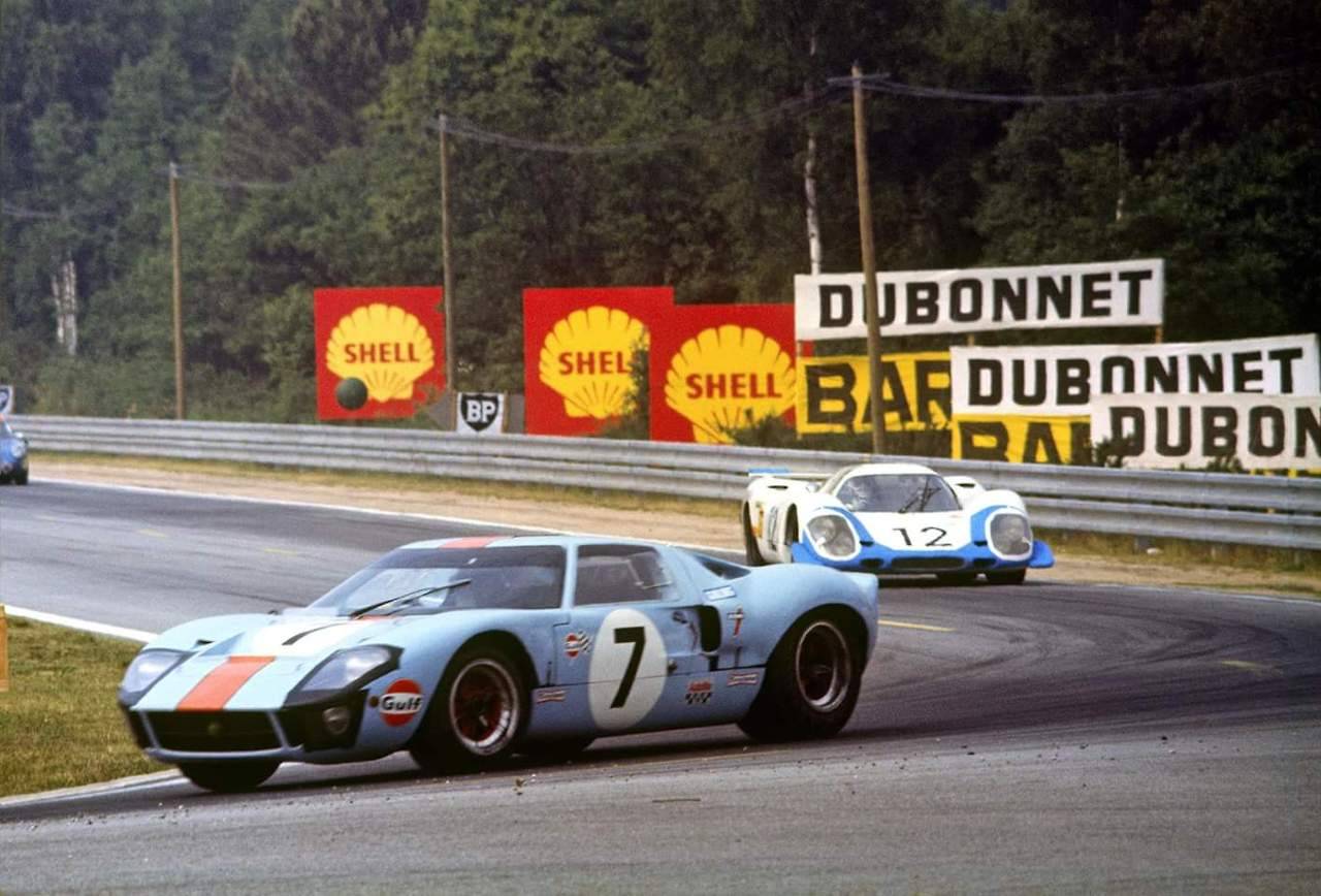 gentlemanracedriver:  Ford GT40 and Porsche 917 in Le Mans 1969