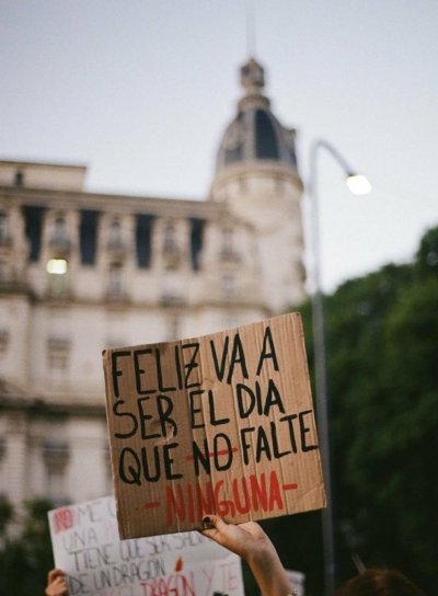 la-sociedad-es-una-porqueria:8 de Marzo. no somos libres hasta que todas lo seamos.