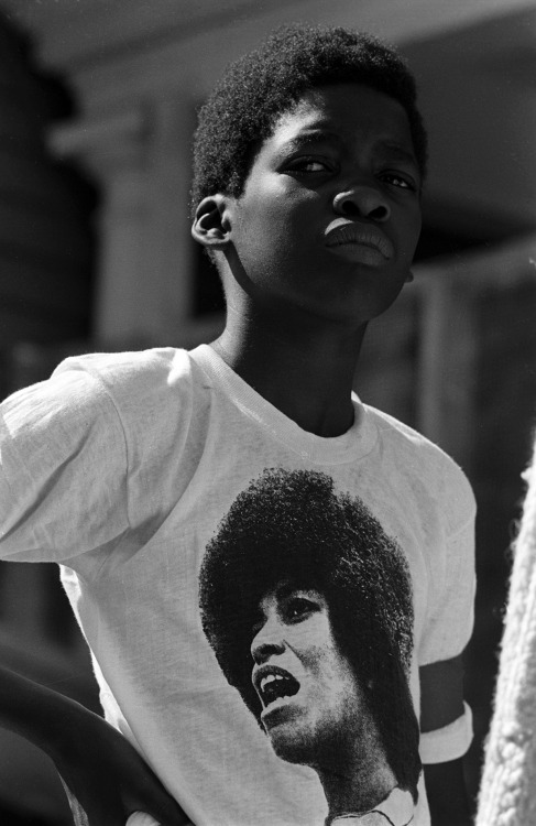 soldiers-of-war: USA. California. Oakland. 1970. A young supporter of the Black Panthers wearing a t