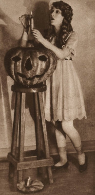 maudelynn:  Mary Pickford gets spooky! via http://lalalandhistory.blogspot.com