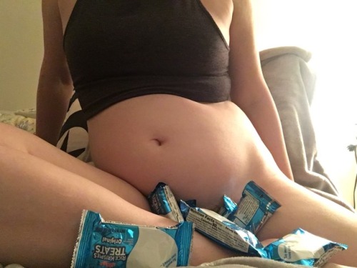 makemegrow: elliethefeedee: This belly is about to be full of rice crispy treats