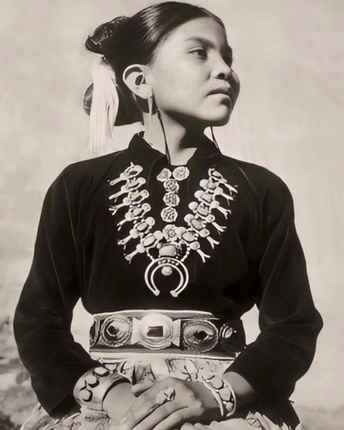 pachucopaniolo:wtxch:  Young Navajo girl wearing a Squash Blossom Necklace, 1950   Ph. Harvey Caplin: “Proud to be Navajo”