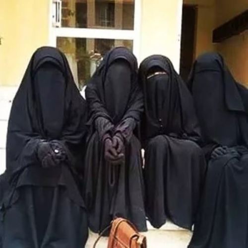 our-malika:4 très belles soeurs
A perfect foursome 