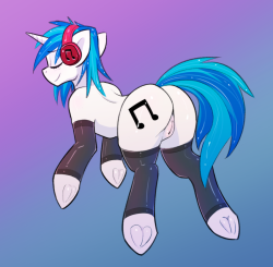 pony-butt-express:Some Vinyl because it’s been a while but I do love her. I really like how @tipsietop69 draws pony behinds so I tried to emulate it hehe =p X: