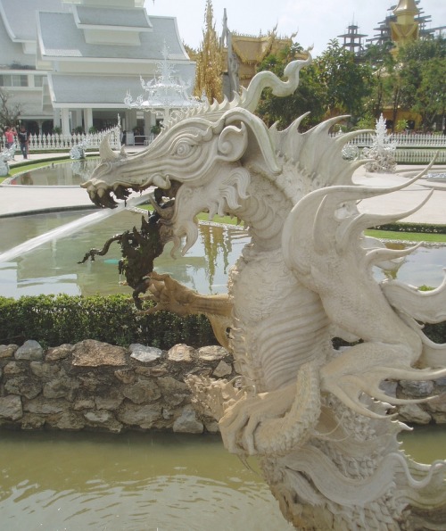  Wat Rong Khun ( White Temple ) is a contemporary unconventional Buddhist temple in Chiang Rai, Thailand. It was designed by Chalermchai Kositpipat in 1997. 