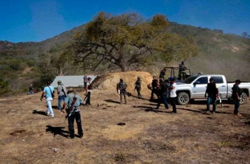 xlavaganciax:  En un lugar muy lejano se reunieron varios hombres bien armados