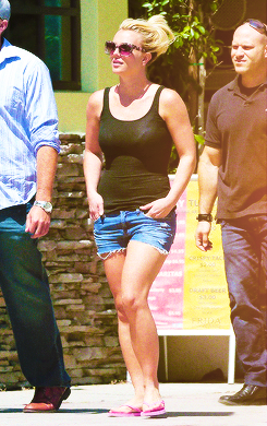 hopeinthedarkness-blog:Britney with David going out for lunch in Westwood Village [July 27th]