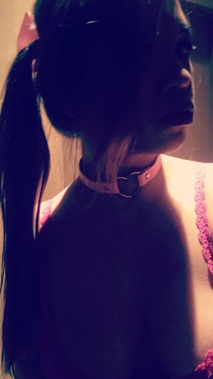 xhoneyglow: Someone said, “I like you in a choker. It makes you look submissive.” Cutie ❤️