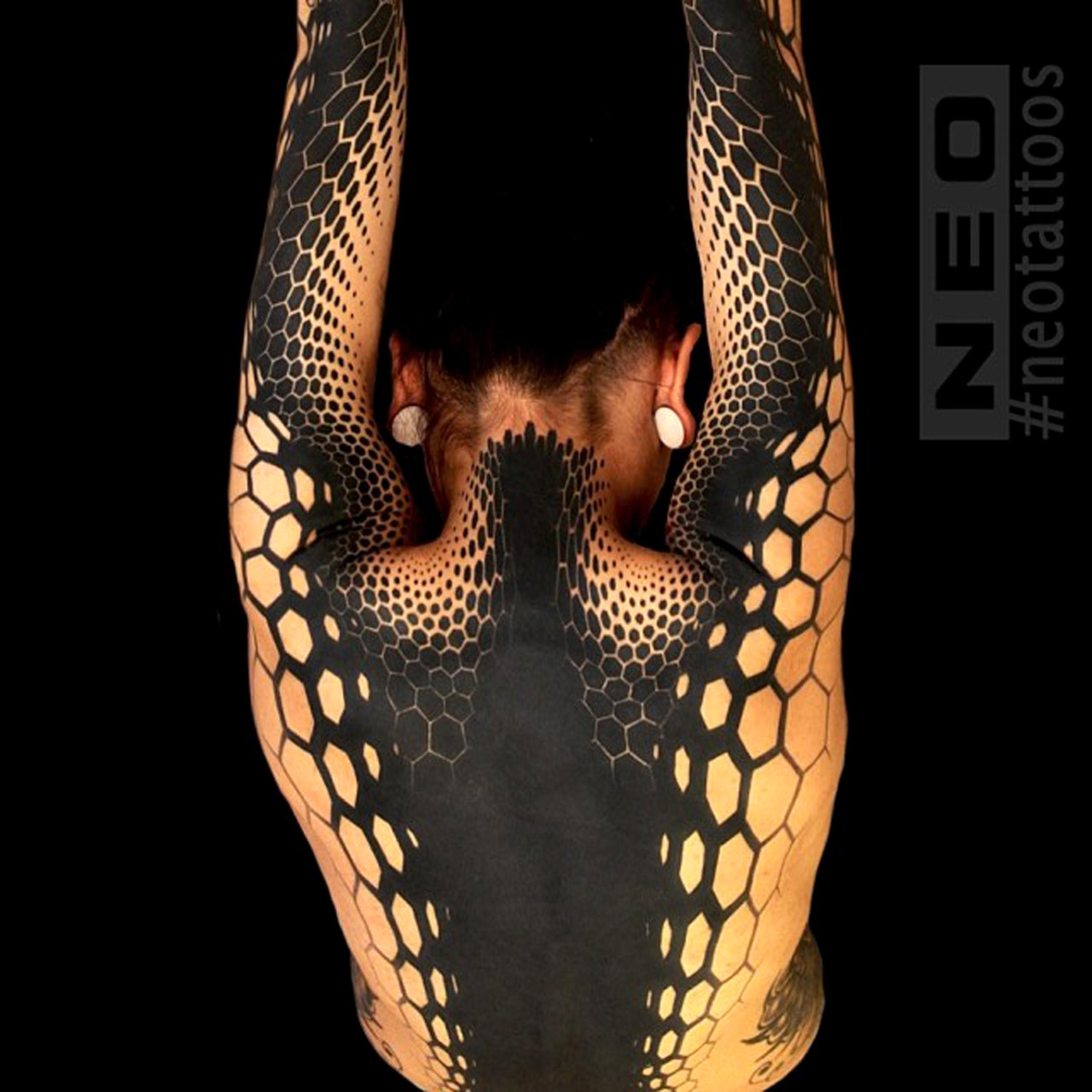 thievinggenius:  Tattoo done by Delaine Gilma. @neotattoos  Serious blackwork son&hellip;