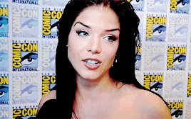 marie avgeropoulos at sdcc 2016. 