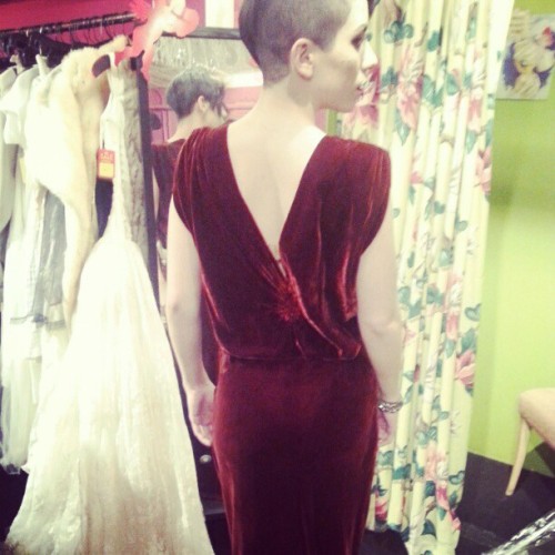 Shopping vintage dresses for work and came across this stunning velvet 30’s gown. Want it so b