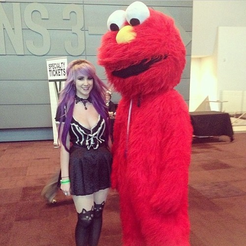 murmaiderrr:Getting blown away with Elmo >,>  if i was elmo id stare too
