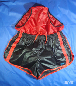 glanznylonshorts:  http://www.ebay.com/itm/172361774993