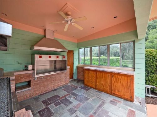 $850,000/4 br/4240 sq ft/1.1 acresSanford, FLbuilt In 1959