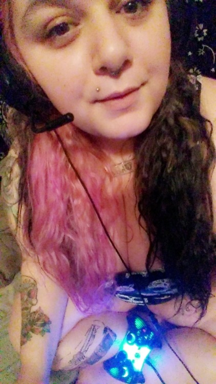 princesscronic:  Doobies and video games are life. 👸👸