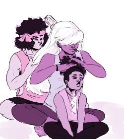 geargigantx:  metal-bar:  jen-iii:  When you’re from this family of love ya hair on point  this is so cute but i am a little confused. is that garnet and amethyst?  I think it’s an au thing, where Garnet is the daughter of Ruby &amp; Sapphire. Also