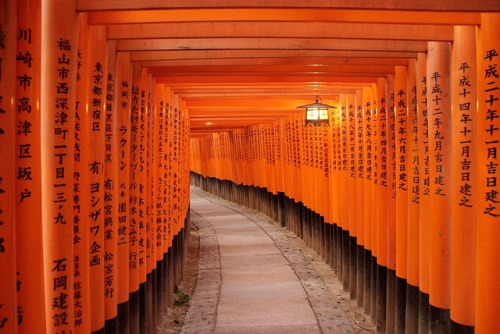 japanesse-life: Kyoto, Fushimi Inari Temple by CarlosVanVegas on Flickr.