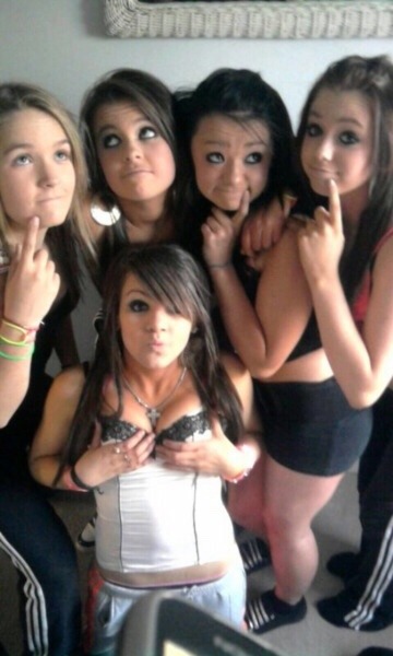 chavskankslagsluts:The girls at the back wonder whether they should tell blondie that it’s a “brunet