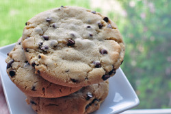 foody-goody:  Bakery Style Chocolate Chip Cookies 