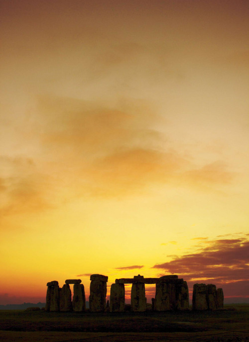 travelingcolors:  Stonehenge at sunset | England (by Reiver Iron) 