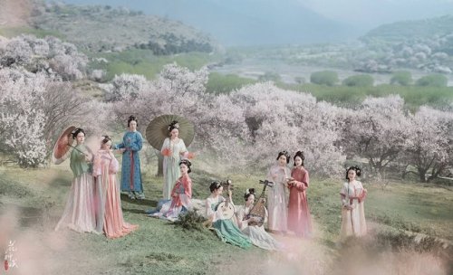 dressesofchina: photographer:摄影师蝈蝈小姐 Traditional Chinese Hanfu.