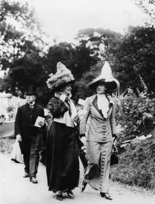 shewhoworshipscarlin:Chelsea Flower Show, 1912, London.