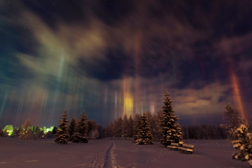 nubbsgalore:atmospheric light pillars are created by the reflection of light - here from artificial 