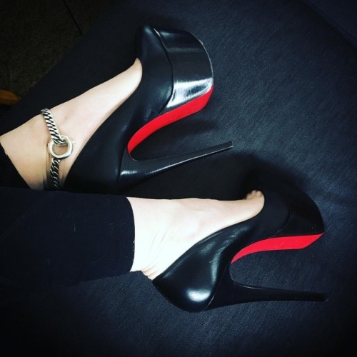 Sometimes it’s just a Victoria kind of day ☺️☺️ #louboutinworld #christianlouboutin #highheels