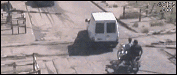 necesitounarma:  El premio al mayor héroe de la historia es para… (redoble de tambores):El amigo de la moto que se echa para atrás pa´ que no le salpique la sangre.