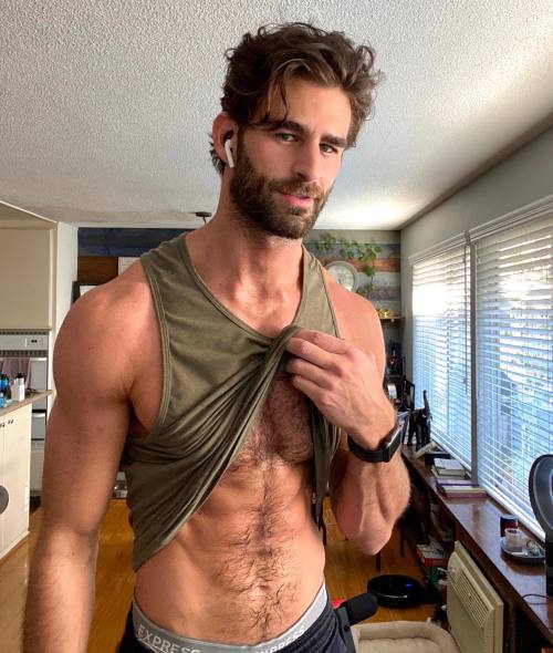 lovejorasablrus:  manlover2:……….. Hermoso hombre 🤩