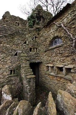 sixpenceee:  This abandoned hobbit house was