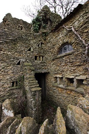 sixpenceee:  This abandoned hobbit house was built in 1980 by an eccentric farmer as a whimsical barn for his sheep. Located in England. (Source) 