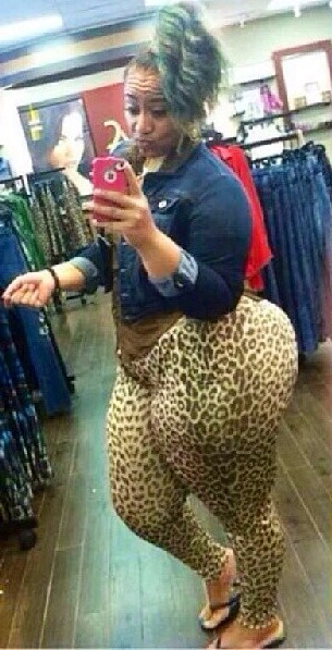 thickazzgurlz:  Thickazzgurlz  Shity ass iPhone camera