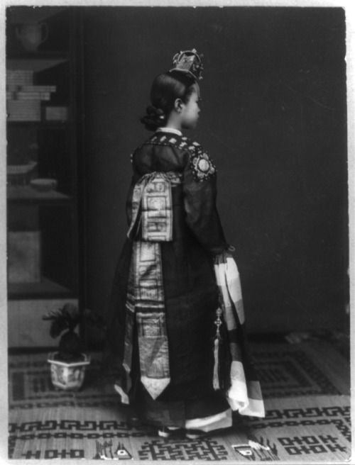 Photographs of Korea by Frank and Frances CarpenterKorean Empress, 1909  Two Korean girls of the pal