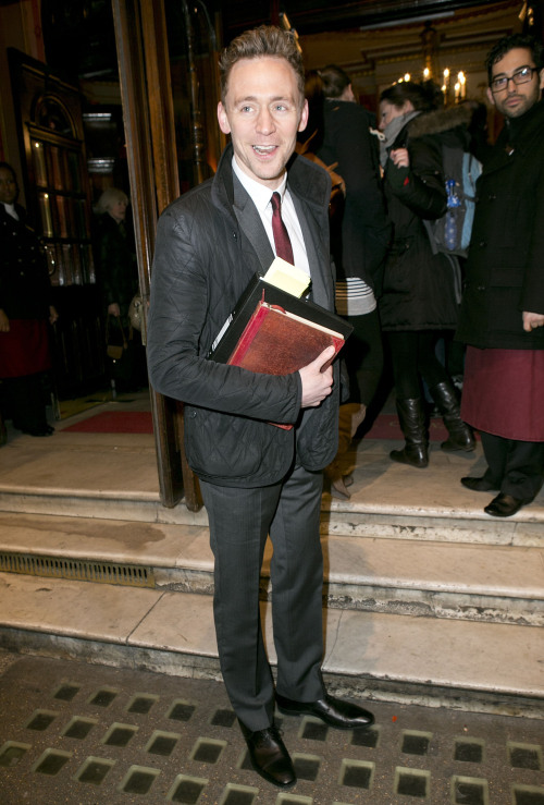 torrilla:Tom Hiddleston attends ‘Peter and Alice’ Press Night on March 25, 2013 [HQ]