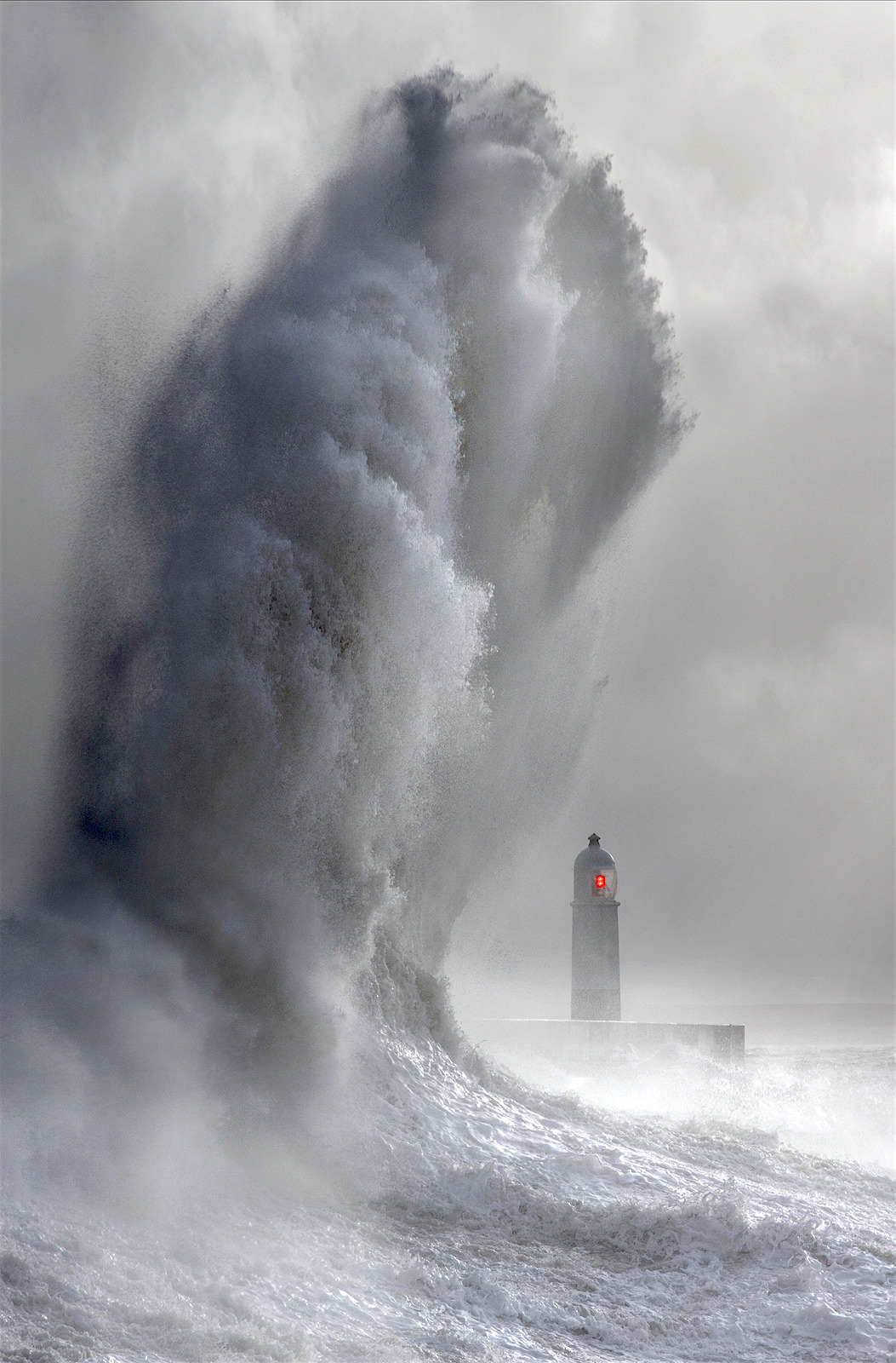 wow4any:Lighthouse Wave by Steve Garrington