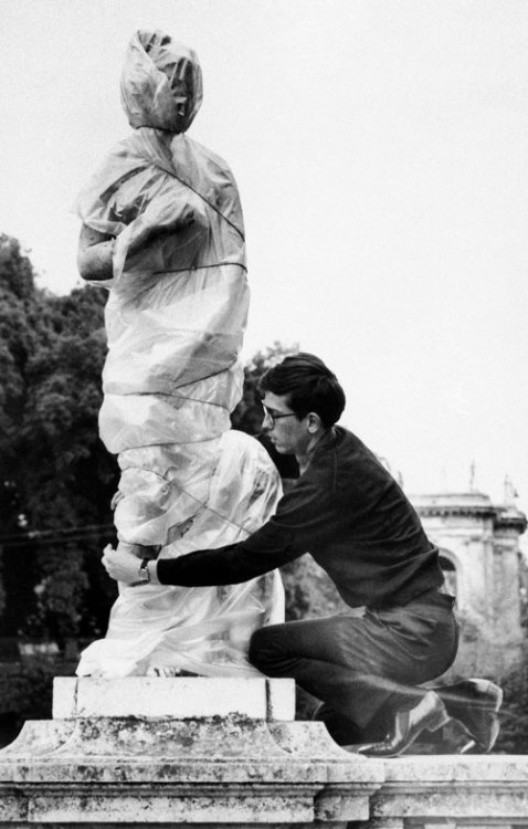 sotlylaisse:      Barbara Rose - Christo in the Garden of the Villa Borghese, Rome, 1963