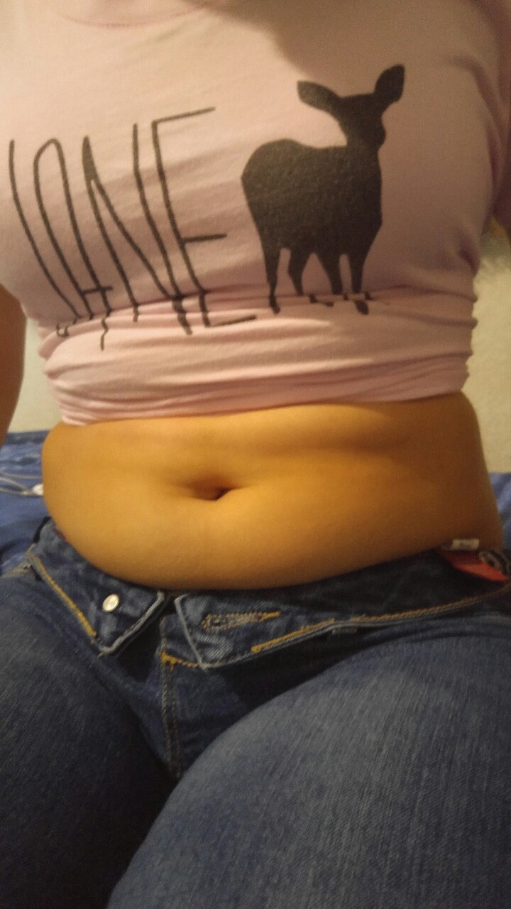 isabellylovesfood:  Started tying shirts like this to show of my belly.