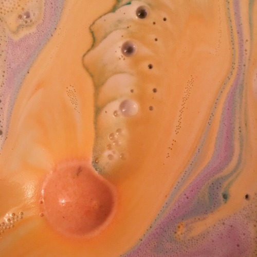 this bath bomb is so pretty reminds me of pics of jupiter