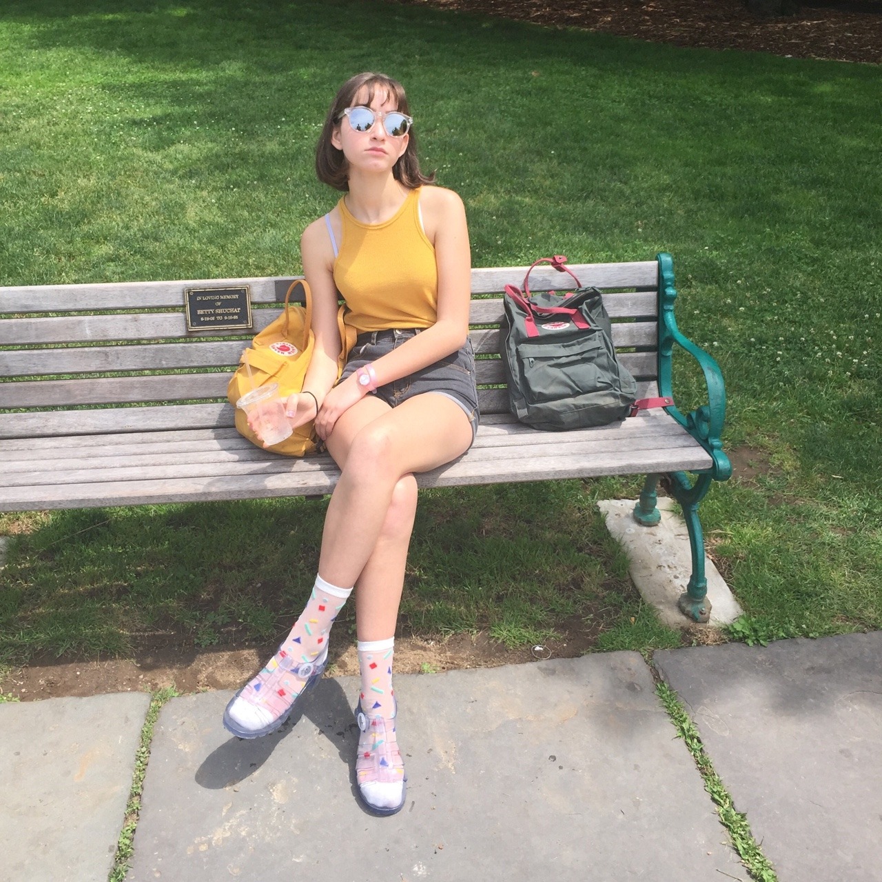 vanghoe:art heaux sips lemonade dramatically