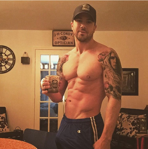 bulge-xlbigdick:  maxiremix:  Joe Putignano   hOt
