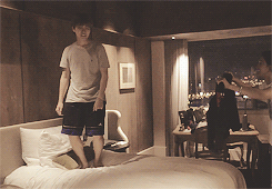 shindeul:  when cnu comes to visit sandeul and jinyoung’s  hotel room 