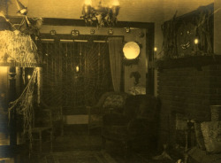 vintageeveryday:Halloween room decorations